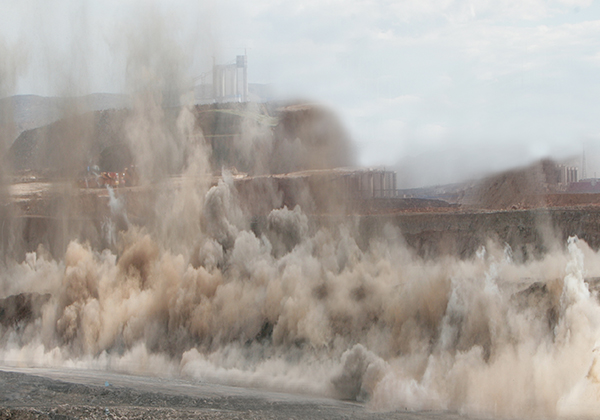 2012年9月12日，公司在神华集团黑岱沟成功实施数码电子雷管松动爆破